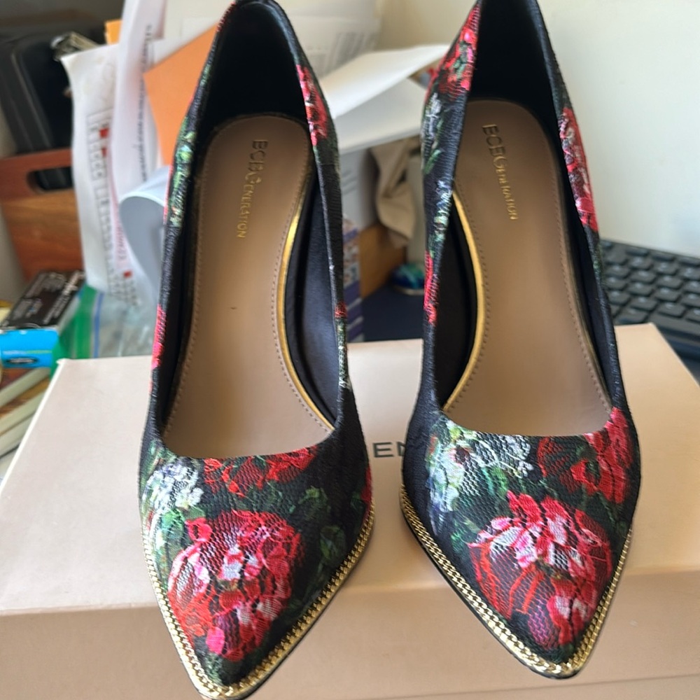 BCBGeneration Haleigh  Floral print pumps